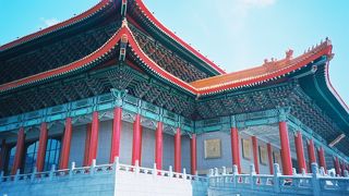 極彩色の大きな芸術文化施設