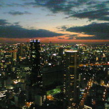 夕日に染まる摩天楼、大阪の大都会な一面です。