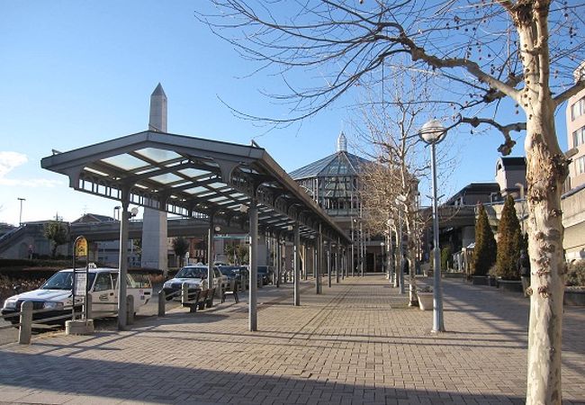 「中川駅」は高層マンション群と広い公園がある緑豊かな住宅地にある駅です。