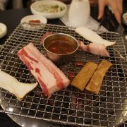 済州島の黒豚焼肉を明洞で。
