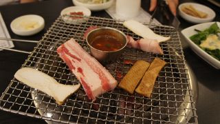 済州島の黒豚焼肉を明洞で。