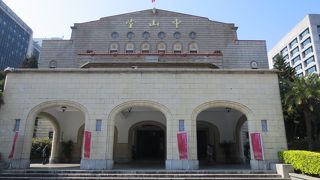 =中山堂=　旧台北公会堂＝　広場で老若男女が集う場所