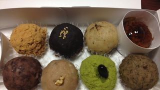 色とりどりのプチおはぎ。可愛くて美味しい。