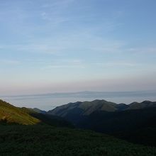 遠く国後島を望む
