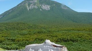 遠く国後島を望む