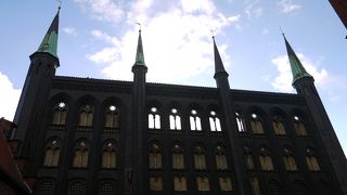 真っ黒のちょっと珍しいレンガ造りの市庁舎