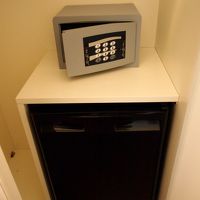 セーフティボックスと冷蔵庫あり。