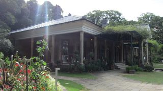 列柱が美しい建物