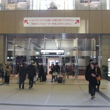 ＪＲ大阪駅中央口北側出口　ここを出ると高速バス乗り場