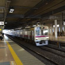 飛田給を通過する下り電車