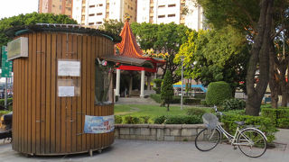 地下鉄の出口を出て辺りを見回したらあるかもしれない