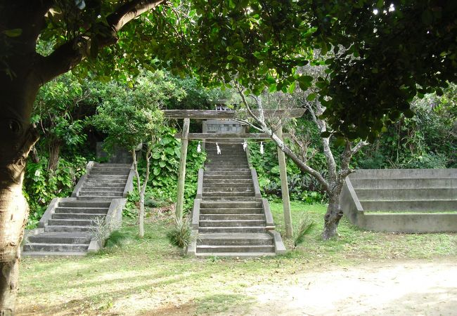 北大東島西港近くにある神社