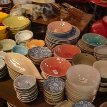 LapisLazuliの店内。安価な食器たち