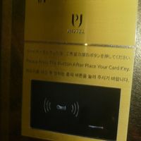 エレベーターでは、カードキーをかざして利用階のボタンを押す