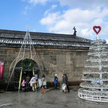 運河プラザと浮玉のツリー