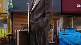 柴又駅前の寅さん像の正しい写真の撮り方