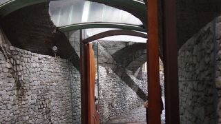 神秘的な石の教会