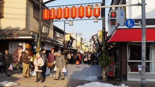 わずか３０軒足らずの短い参道商店街ですが、何故かほっとする居心地のよさ