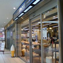 改札に向き合ったつくりです。