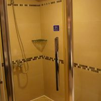 シャワーブースも広め