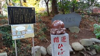 山道の途中にある