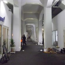 鉄道の高架下とは思えない明るこ小ぎれいな空間です。