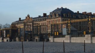 ベルサイユ宮殿の出口にあります
