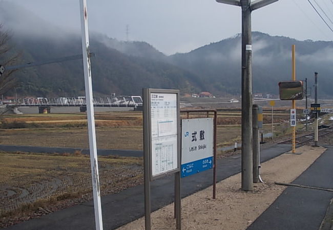 列車交換もできる、お洒落な駅舎のある駅です