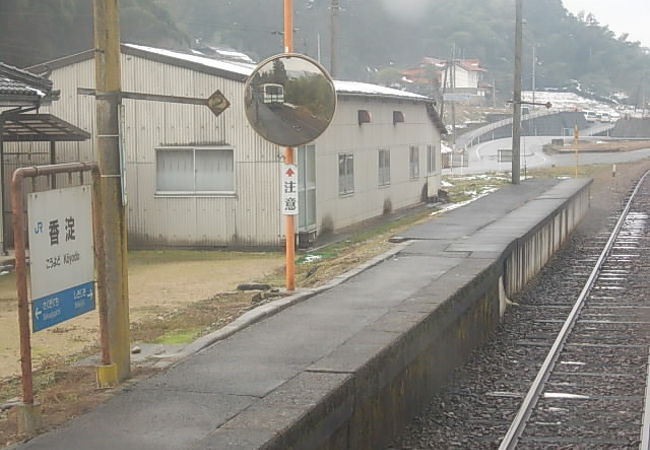 一応県境の駅となります