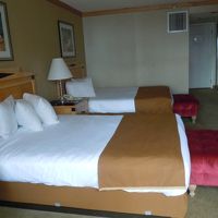 大きなダブルベッド２つあってもまだ余裕広い部屋です。