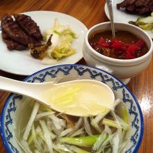 手前はスープ、奥にカレーと牛タン