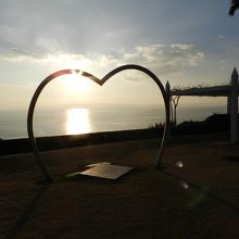 ハート形の中に沈む夕日