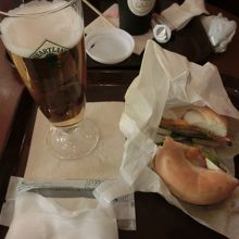 ビールとアボカドのベーグル