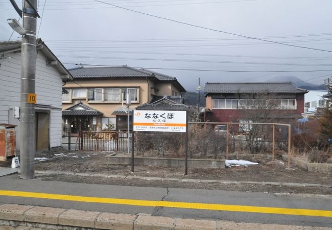 中央アルプスを背にした駅