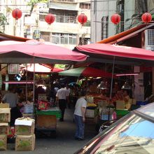 武昌街を挟んだ逆側に生鮮品を扱う市場があります。