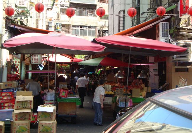 武昌街を挟んだ逆側に生鮮品を扱う市場があります。