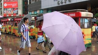 観光電車も走る通り