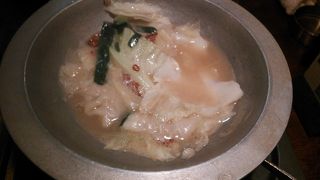 仕切りのあるテーブル席で落ち着いて食事できました