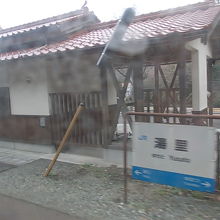 ホームから見た駅舎の様子