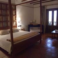 ベッドはかなり広めで客室も広め。ベビーベッドが余裕で置けます