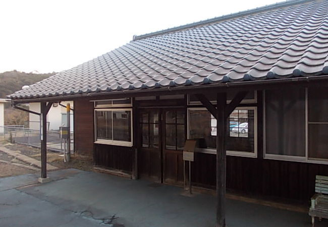かつての駅事務室が地元の会館として運用されている駅です