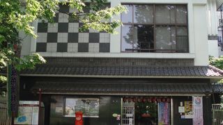 不忍池のほとりに・・・