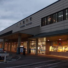 反対側は普通の地方都市の駅という印象でした