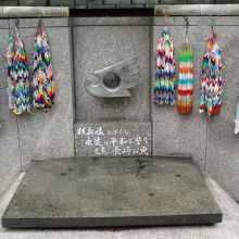 モニュメントの全景、中心の鳩の彫刻の中に火が〜