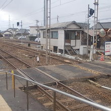 列車が来る際にはこのような遮断ロープ（？）も見られます