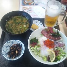 牡蠣食べ放題が売り切れだったので海鮮丼を食べました