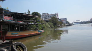 自転車は渡し舟に乗ったあと借りましょう！