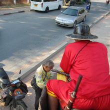 立ち話する象乗りの人