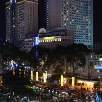 レロイ通りのレックス・ホテル屋上から見たシェラトン（奥右）