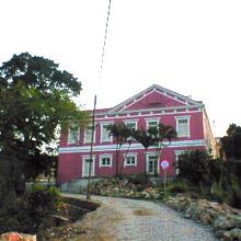 バス停の裏手にあった洋館 